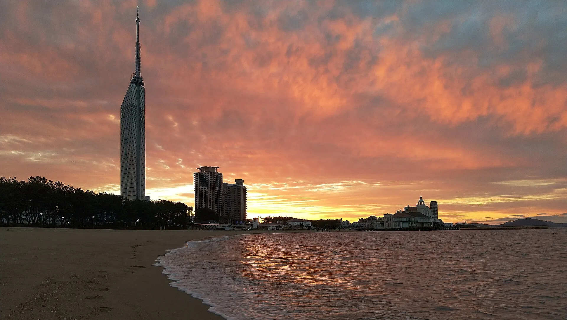 夕暮れのシーサイドももち海浜公園から見た福岡タワーとマリゾン