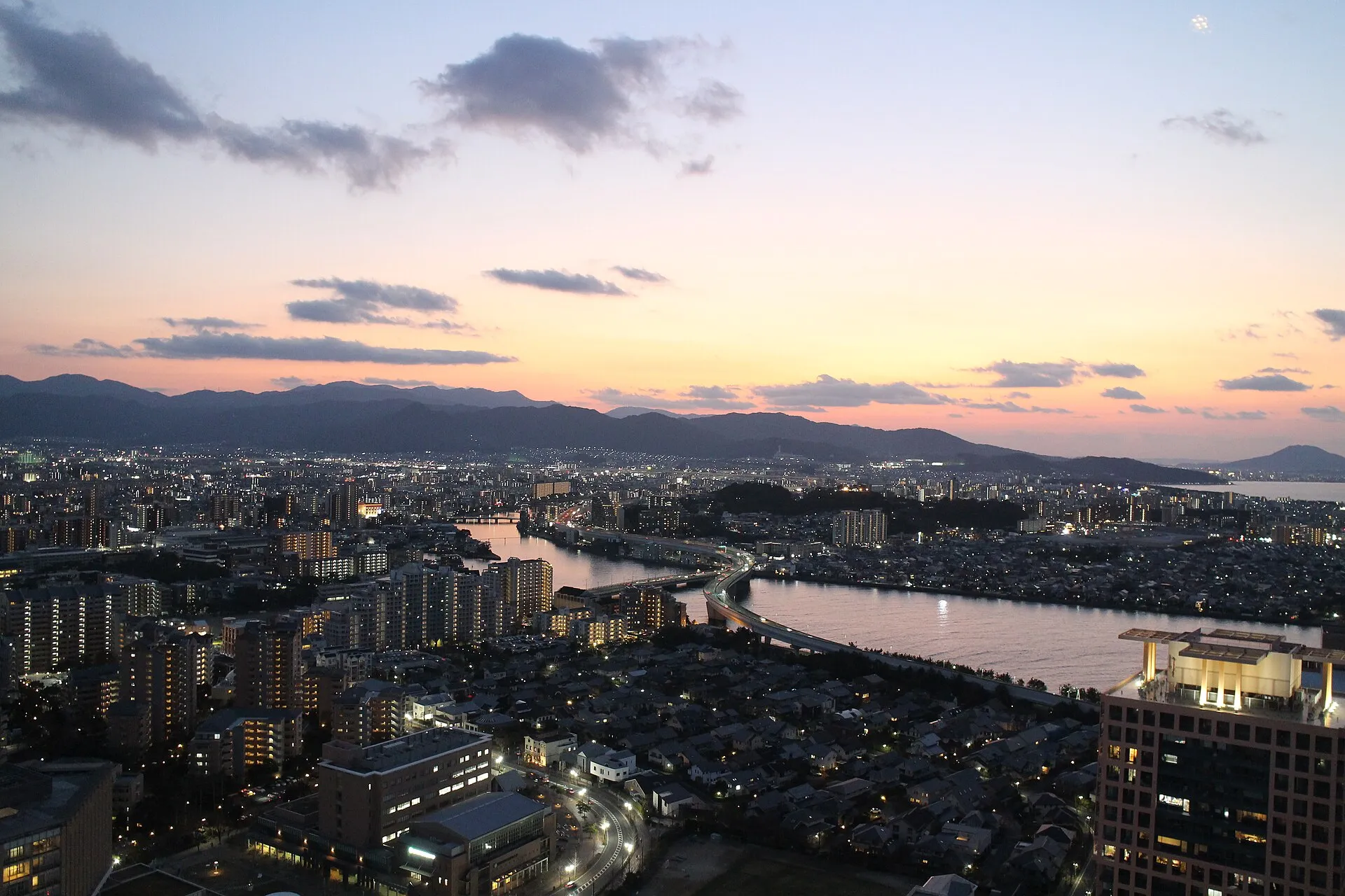 福岡タワー展望室から見た夜の福岡市街の灯り